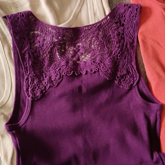 4 Detailed Ribbed Tank Tops - Picture 7 of 7